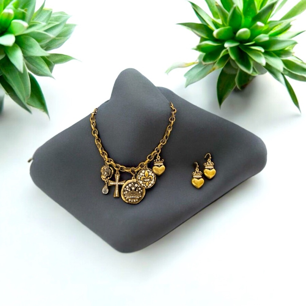 Beautiful necklace with matching earrings